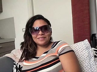 Slutty 20 tuổi muốn có một số paintbrush gà ngay bây giờ