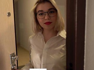 Репетитор, детка, трахнутая студентом на столе дома POV