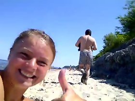 cabul menyentak di pantai rekaman wanita dan tertawa