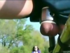Andar de bicicleta, enquanto bolas amarradas sair