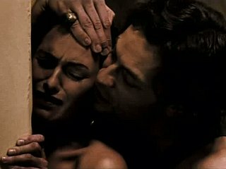 Người nổi tiếng tuyệt đẹp Lena Headey bị đập vào tường - cảnh '300'