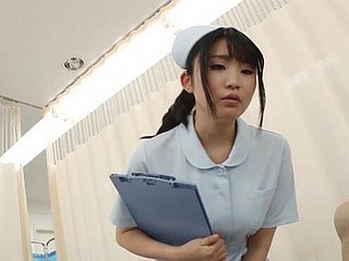 Jururawat Jepun menghilangkan seluar dalamnya dan menunggang pesakit bertuah