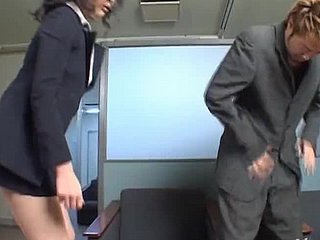 شاندار ایشیائی سکریٹری نے اپنے باس کا سخت لنڈ اڑا دیا