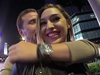 Поднял пышную сексуальную нимфо Клейо Валентиен трахается в отеле