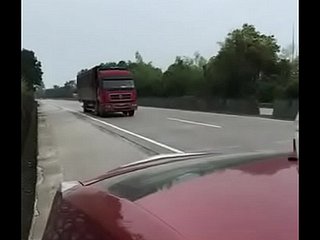 El hombre chino y su novia teniendo sexo en el passenger car al lado de wheezles carretera