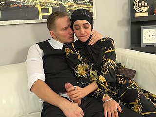 ヒジャブを着た優しい女性が新しい服の代わりにセールスマンのペニスを試着した