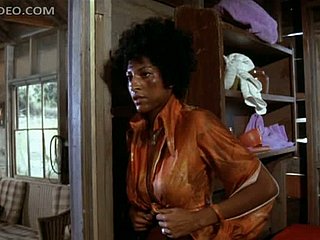 Arctic nena de ébano increíblemente tetona Pam Grier se desata groom ropa andrajosa