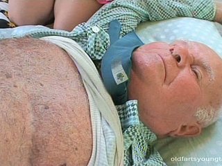 Remaja pirang berwajah segar Kristyna B memberikan kepala kepada ayah kuno