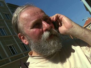 BF sprzedaje swoją dziewczynę staremu pierdnięciu