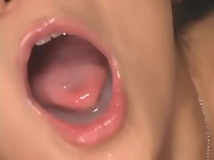 Saya Misaki trinkt cum