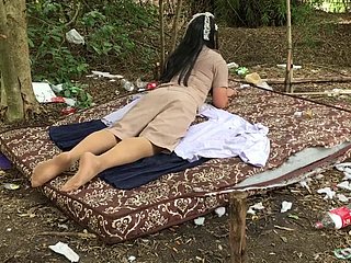 Insegnante ladyboy tailandese da sola all'aperto