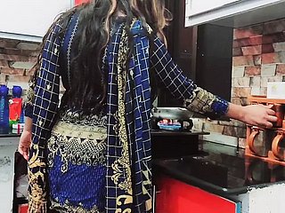 Dona de casa assfucked na cozinha pelo marido corno