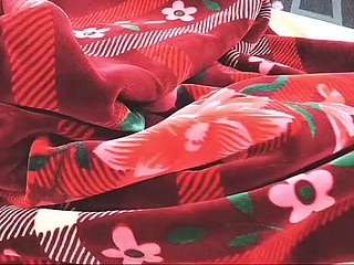 Eu brinco com a buceta da minha meia-irmã enquanto ela descansa na cama