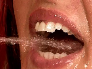 Gata morena lasciva fica com a boca cheia de xixi depois de foda anal