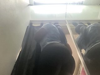 VERSTECKTE KAMERA IM UMKLEIDERAUM DES EINKAUFSZENTRUMS SARA