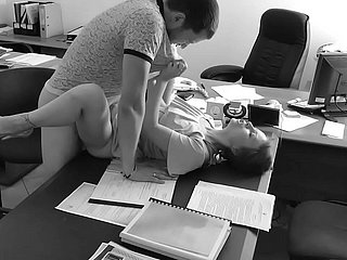 Der Cleaning man fickt seine kleine Sekretärin auf dem Bürotisch und filmt das mit versteckter Kamera