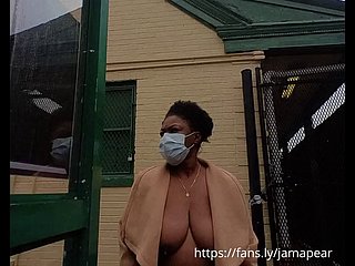 비오는 날 역에서