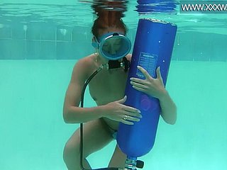 ہنگری کی خوبصورتی پانی کے اندر ایک dildo fucks
