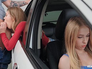 Russische teef wordt achter de rug van haar vriendin in een car geneukt.