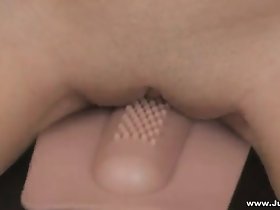 morena en traje de rejilla orgasmos montar un sybian