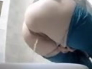 परिपक्व डॉक्टर शौचालय में pisses! शक्तिशाली धारा! गुप्त कैमरा!