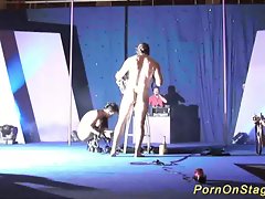 บ้าแสดงเข็มเครื่องรางบนเวที