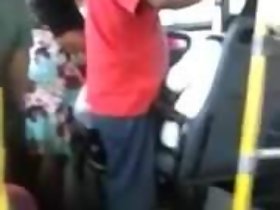 starzec tarcie w autobusie