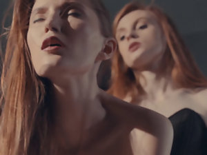 Due Hot Redhead lesbiche Strapon cazzo