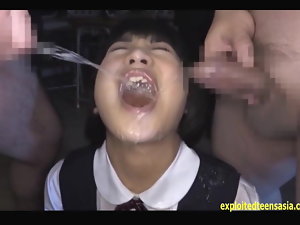  Um adolescente Kosh Jav submetido a galões de Piss De 10 Caras