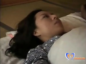 خراب آدمی اپنے جاپانی MILF کے مفاد میں ہے