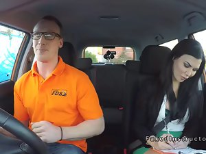 Cara bate examinador peituda itty-bitty carro
