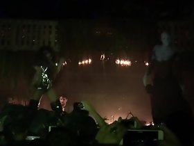sexy harige zangeres openbaar naakt op het dais dj be at one club nos 2
