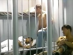 Bebido marinero cogido en las células del Ejército