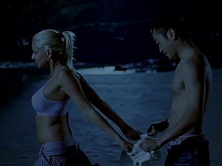 Homem chinês e garota branca na praia (2007)
