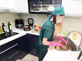 A enfermeira é inserida em seu corpo por trás pelo médico e goza dentro do cuzinho
