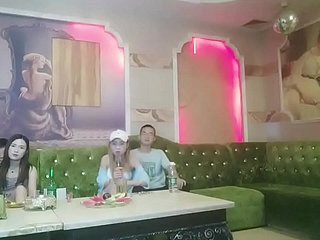 Китайское КТВ извращенный групповой секс сидящей дамы в 4р
