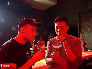 โทรศัพท์ Ge Ge กัมพูชาตัวน้อยสองตัวเชื่อมต่อกัน