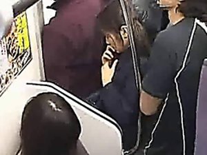 Onschuldige Teen betast orgasme op trein