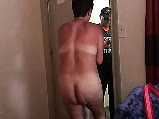 Moglie nuda che si fa consegnare la pizza