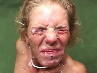 痩せたドイツの18歳の女子高生が残忍なアナルファックセックス乱交セックスで犯される