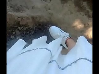 Coryza súper atrevida reina del sexo al aire libre Meina se engancha underwood un hombre que le hace una mamada en un banco del parque.