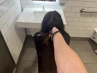 Adolescente quiere probar algo nuevo y se folla a un extraño en el baño de Walmart
