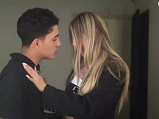 Conocí a mi excompañera de clase y terminamos follando apasionadamente - Niputanisantaclub