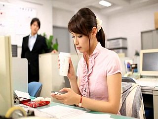 素敵なオフィスアシスタントが上司の息を呑むような突き上げにパンツを脱ぐ