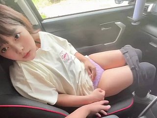 Una coppia che non sopporta l'odore acre che emana dal suo lavoro part-time e fa sesso in macchina.