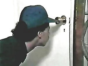 Cara espiando pelo buraco da fechadura
