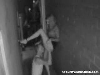 Sexo em beco filmado por câmera de segurança