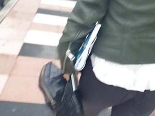 Cum whisk broom ragazza sexy in pubblico 2