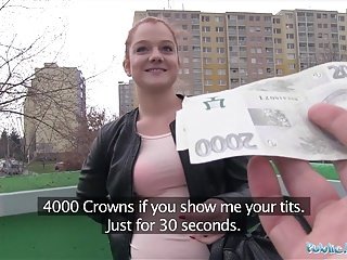 Agencie publiczny Untalented patrząc dziewczyna imbir pieprzona na samochód