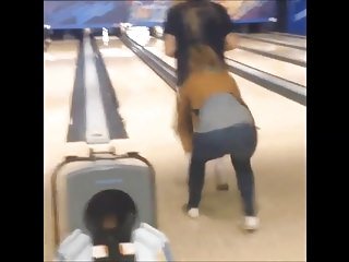 KawaiiKid - بنات الساخن الحصول على Pantsed في العام